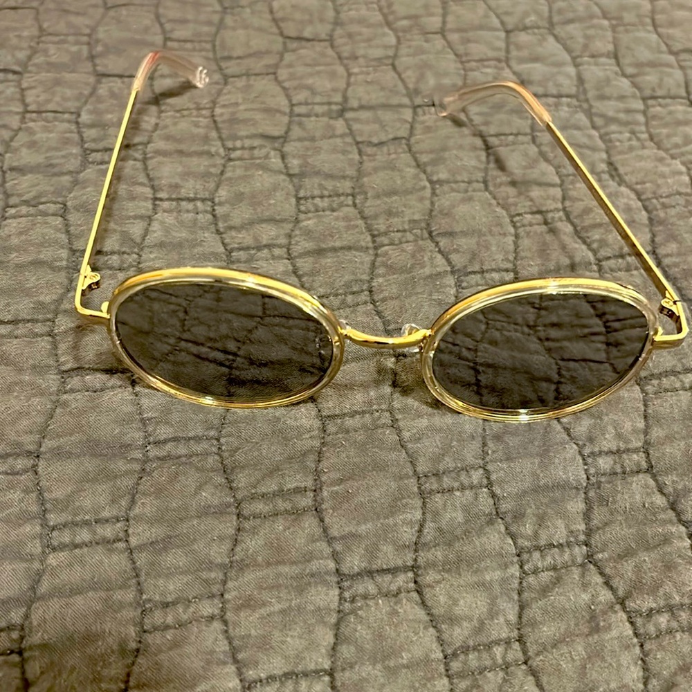 Fashion sunglasses. No scratches comes with soft case.